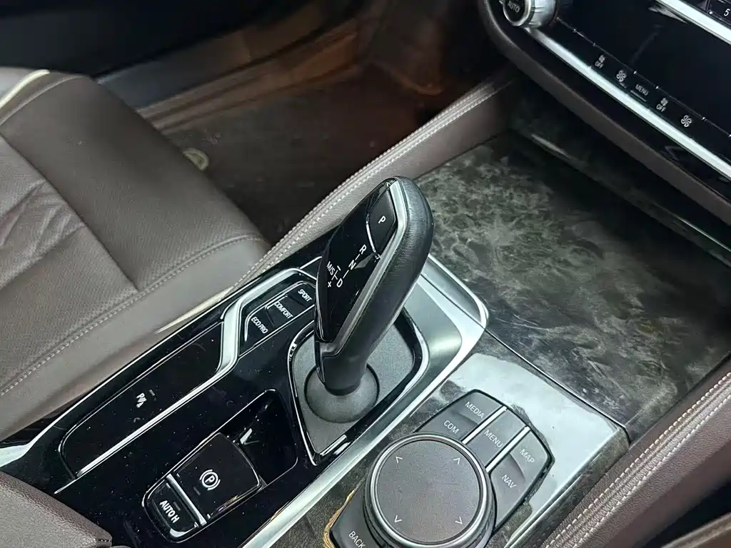 BMW 5 Series 2020 — фото 10