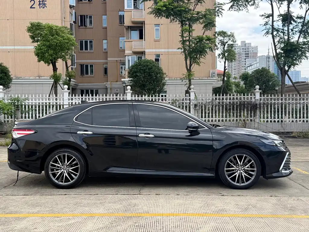 Toyota Camry 2021 — фото 4
