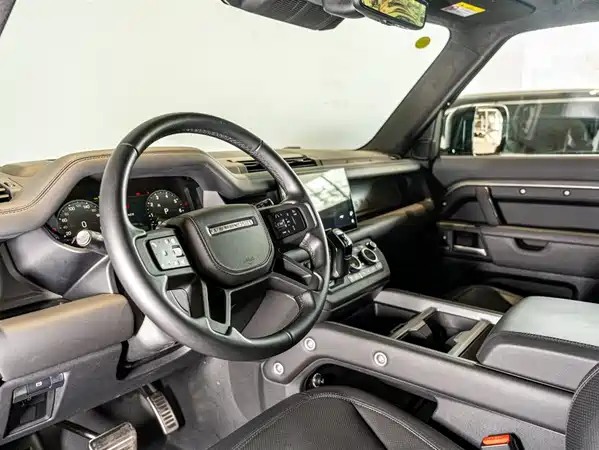 Land Rover Defender 2025