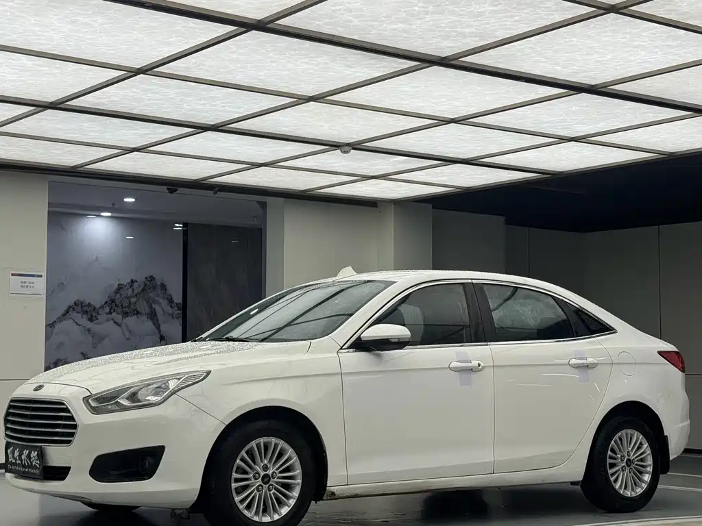 Ford Escort 2015 — фото 18