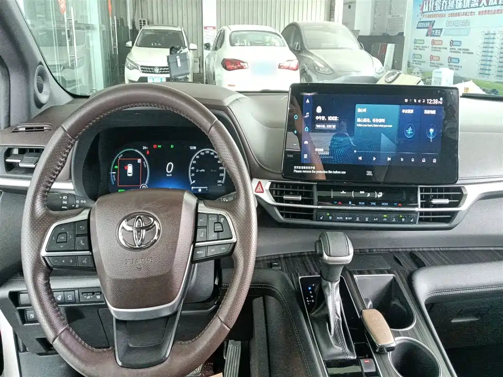 Toyota Sienna 2023 — фото 10