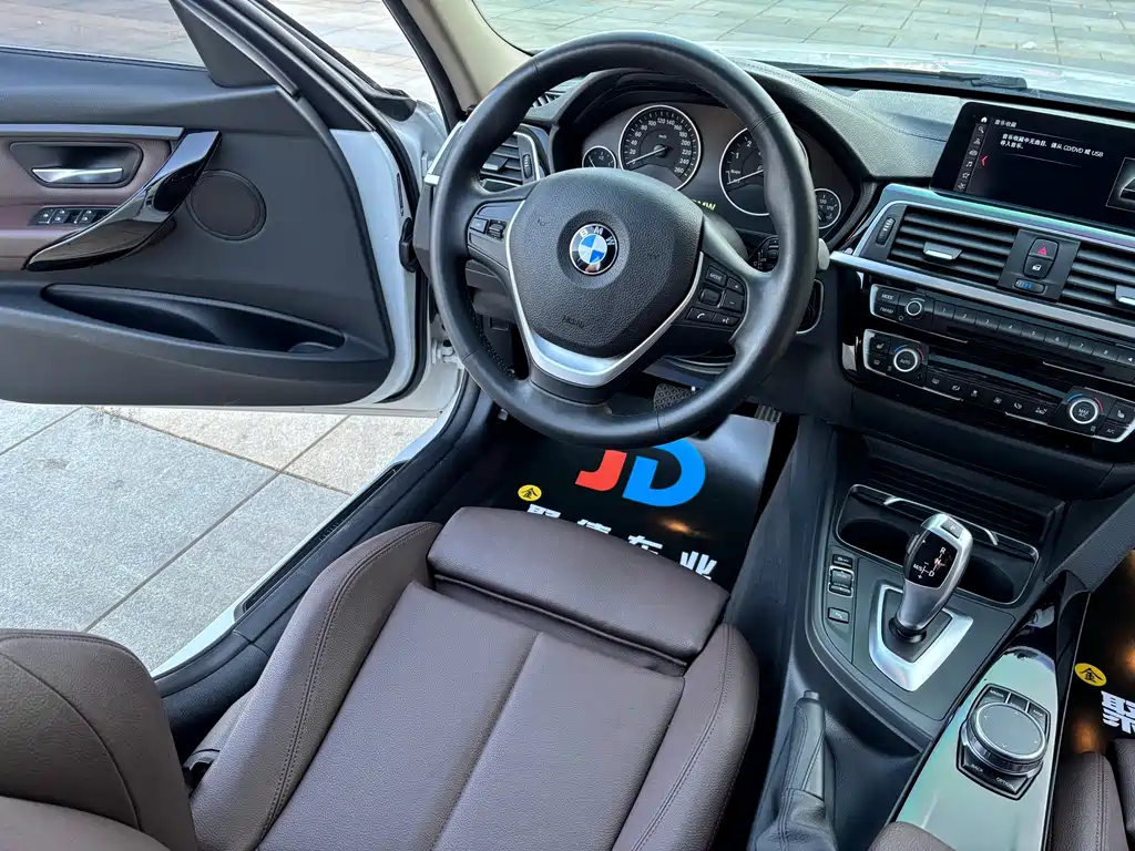 BMW 3 Series 2019 — фото 12
