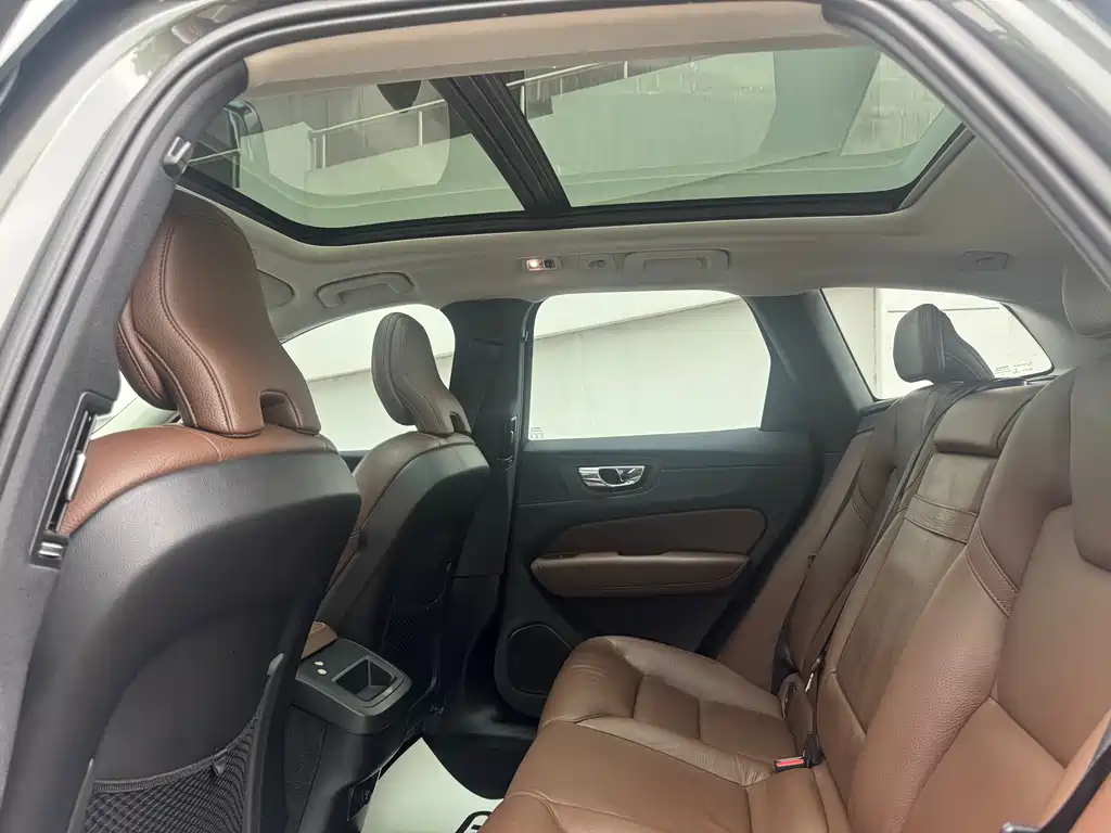 Volvo XC60 2019 — фото 11