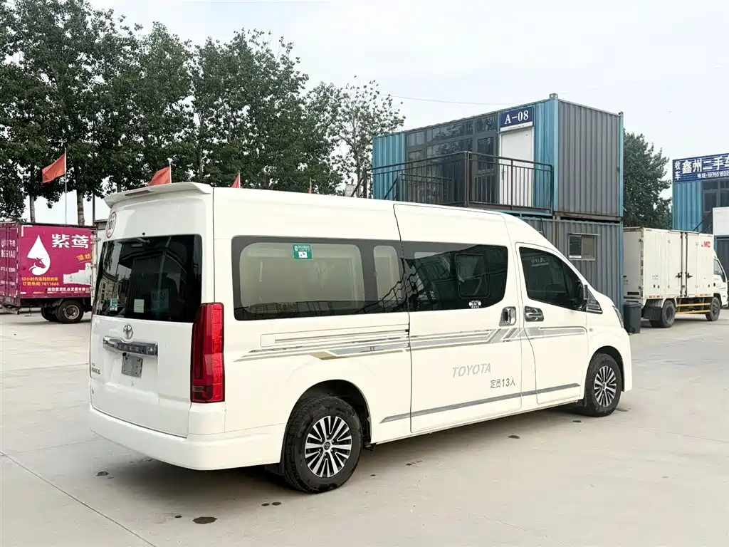 Toyota Hiace 2022 — фото 17