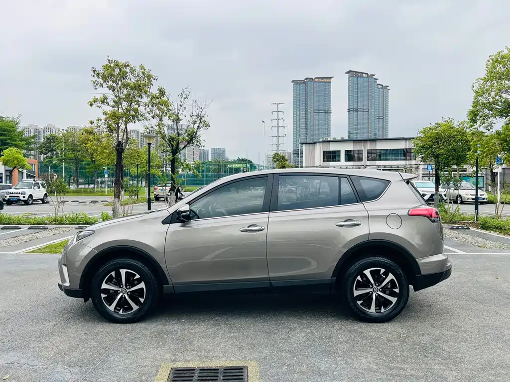 Toyota RAV4 2019 — фото 7