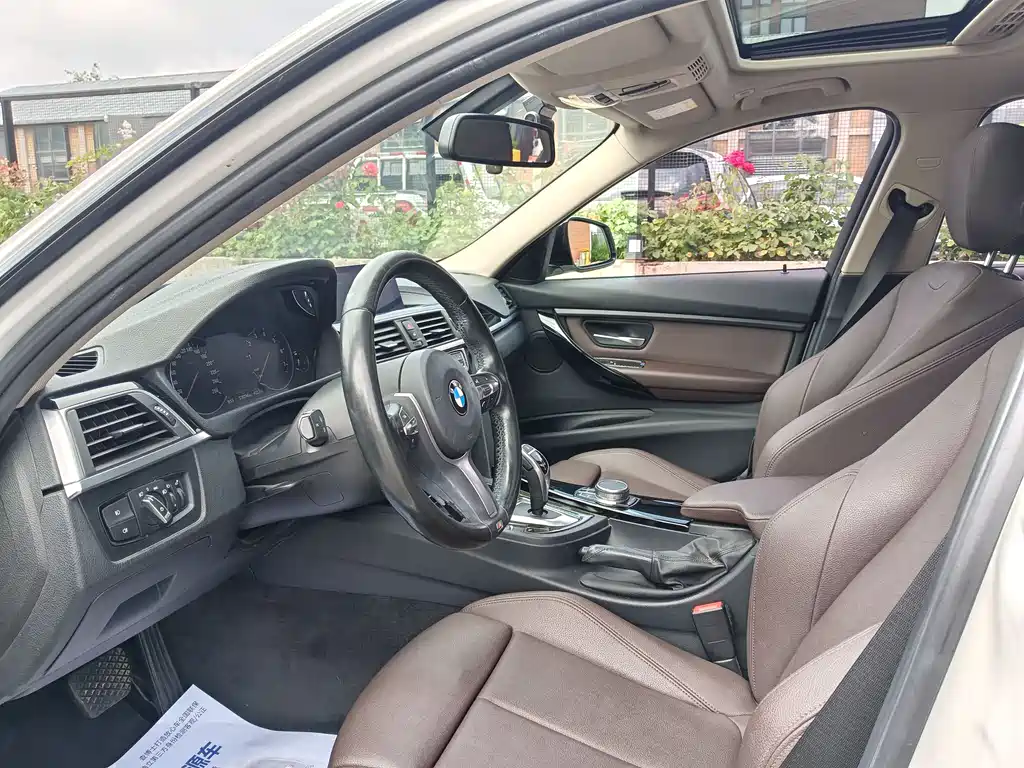 BMW 3 Series 2019 — фото 14