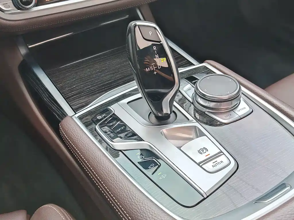 BMW 7 Series 2018 — фото 25