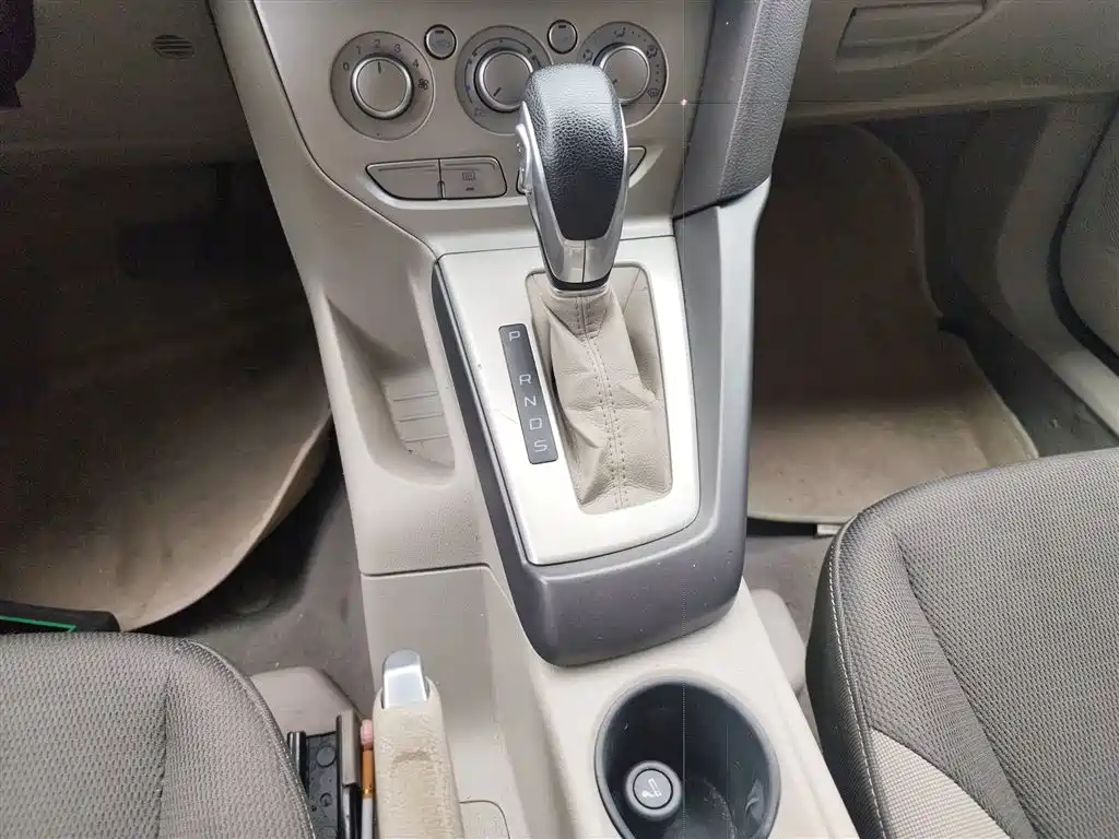 Ford Focus 2015 — фото 10