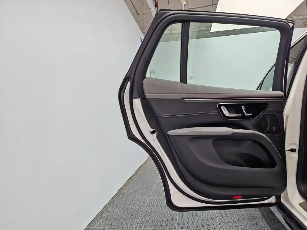 Mercedes-Benz EQS SUV 2025 — фото 14