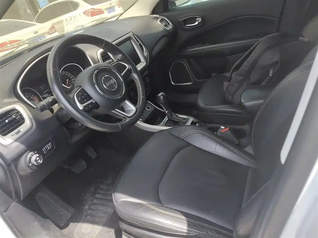 Jeep Compass 2018 — фото 12