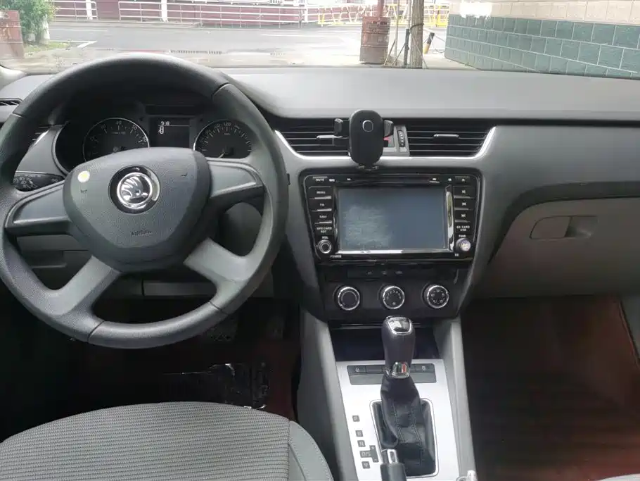 Skoda Octavia 2015 — фото 12