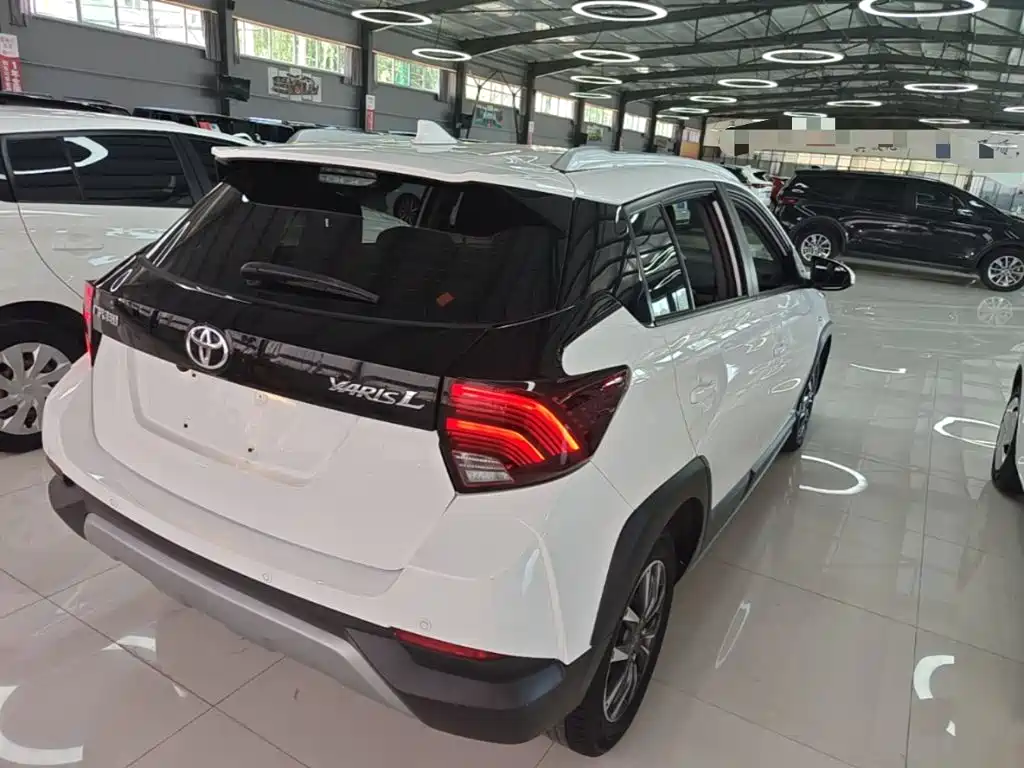 Toyota Yaris L 2022 — фото 7