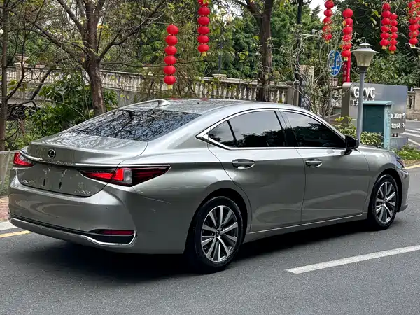 Lexus ES 2020