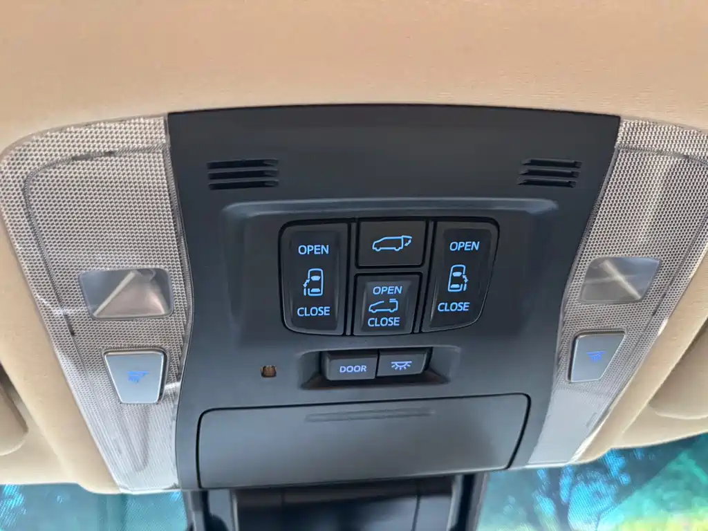 Toyota Alphard 2020 — фото 11
