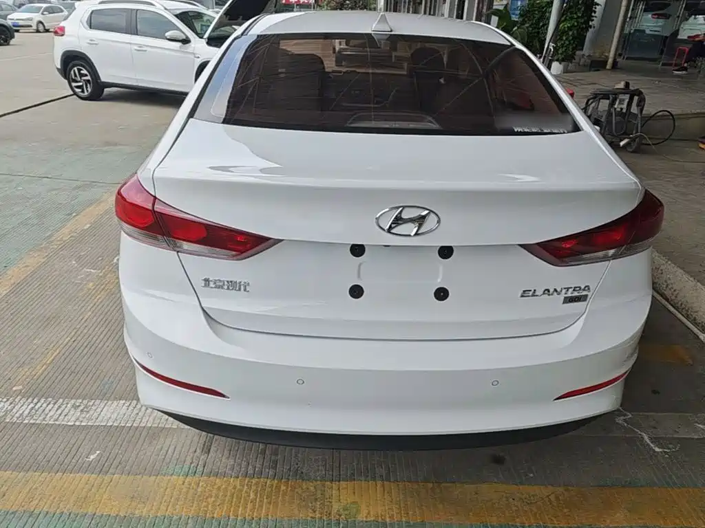 Hyundai Elantra 2017 — фото 6