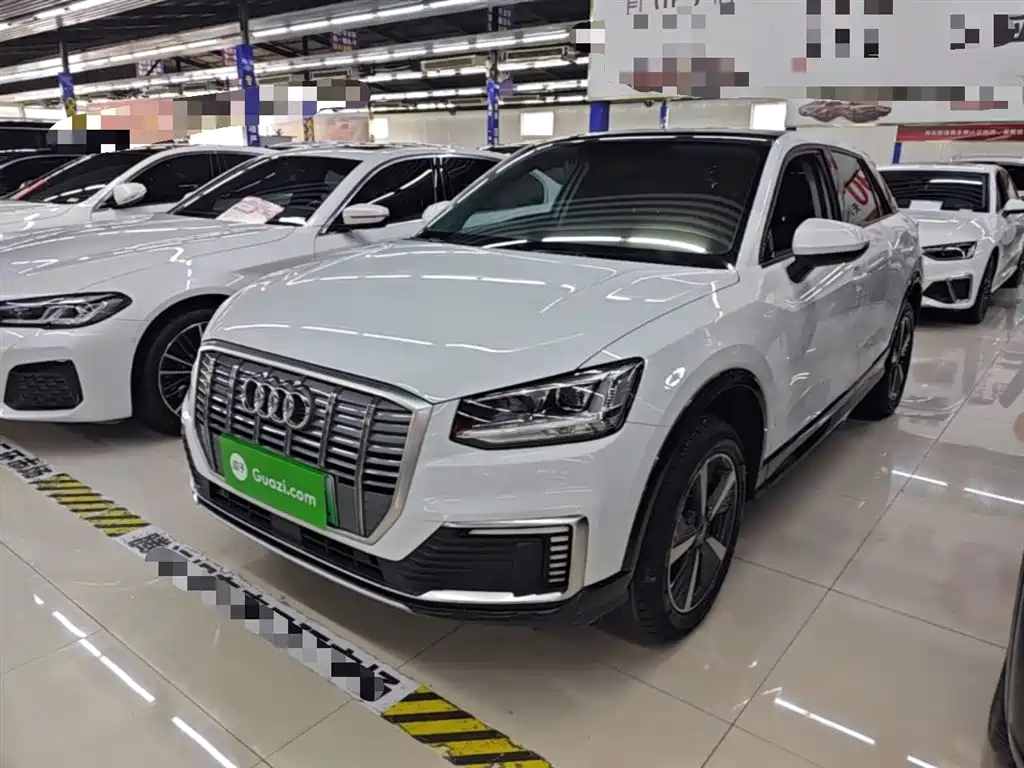 Audi Q2L e-tron 2020 — фото 1