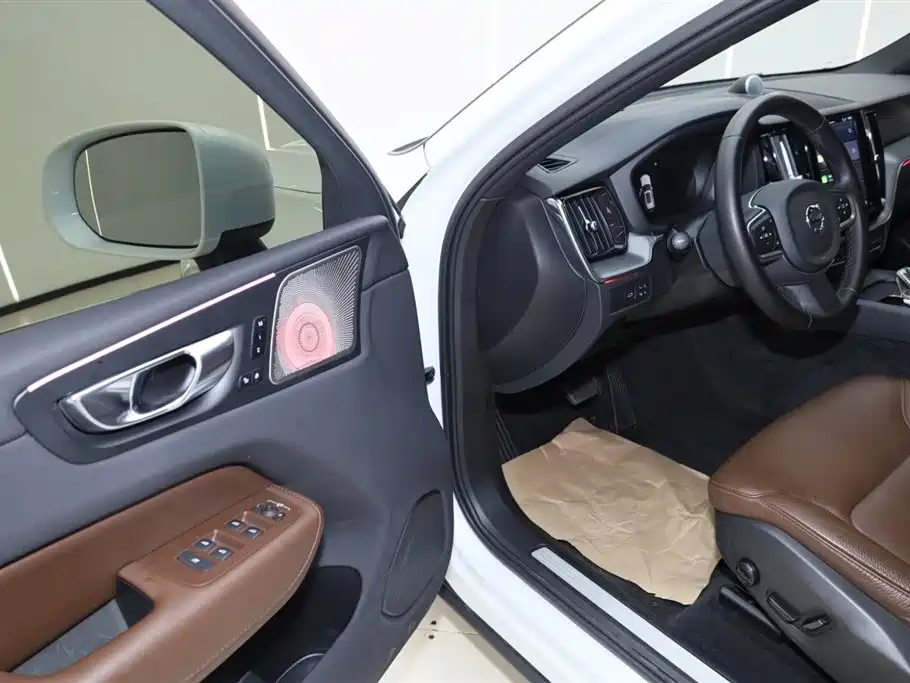 Volvo XC60 2024 — фото 28