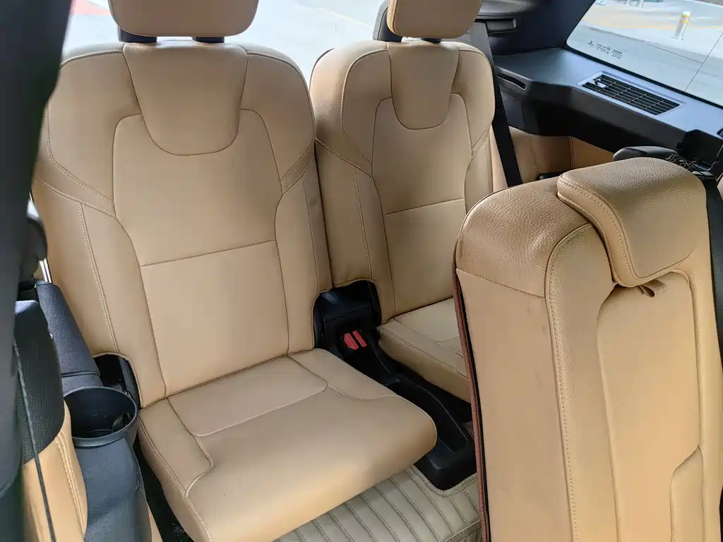 Volvo XC90 2018 — фото 12