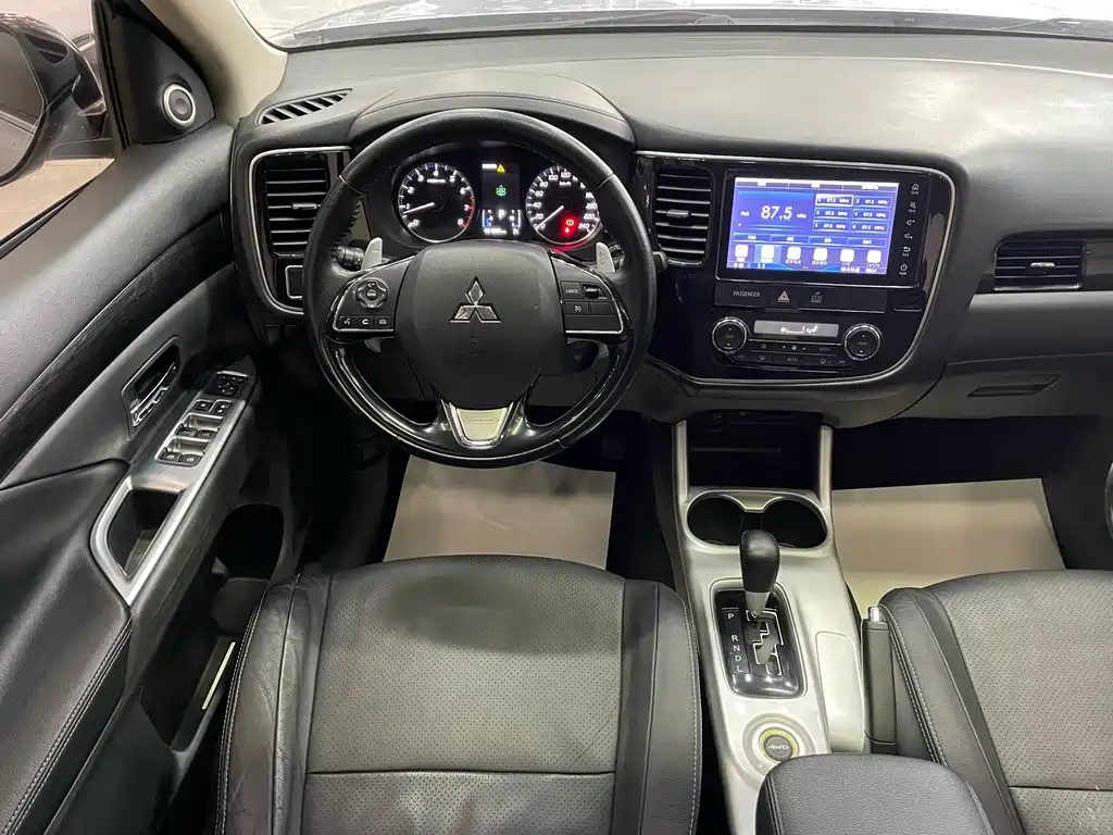 Mitsubishi Outlander 2016 — фото 12