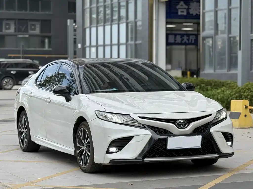 Toyota Camry 2020 — фото 1