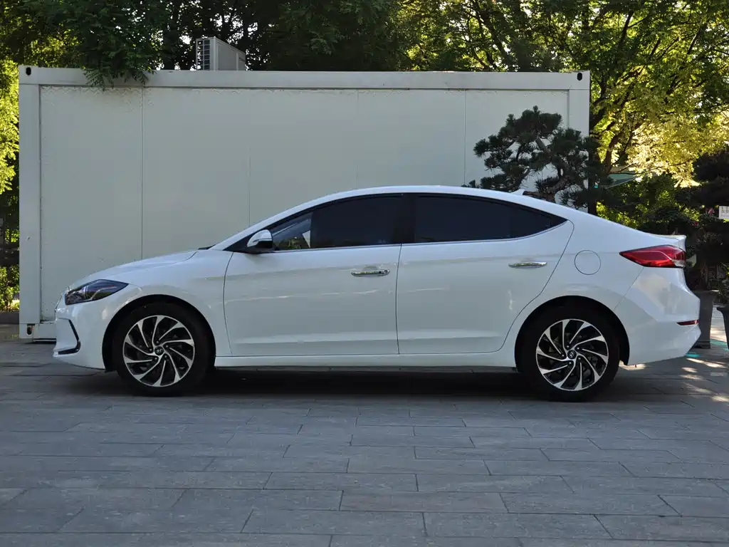 Hyundai Elantra 2019 — фото 5