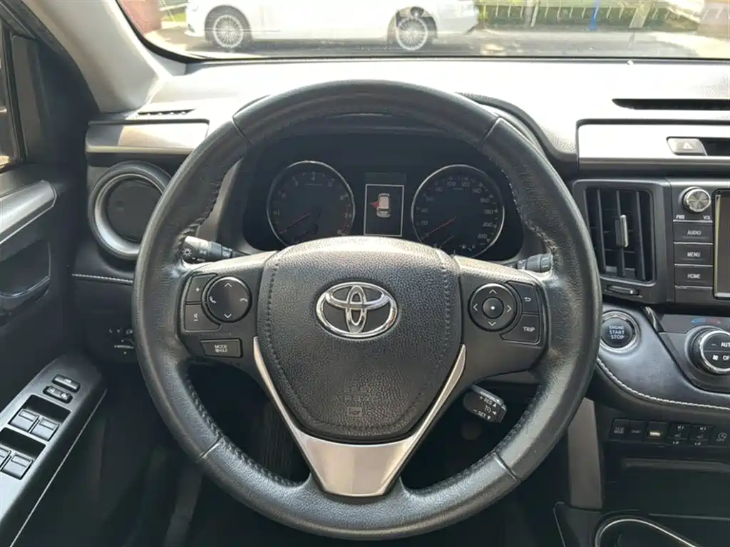 Toyota RAV4 2018 — фото 9