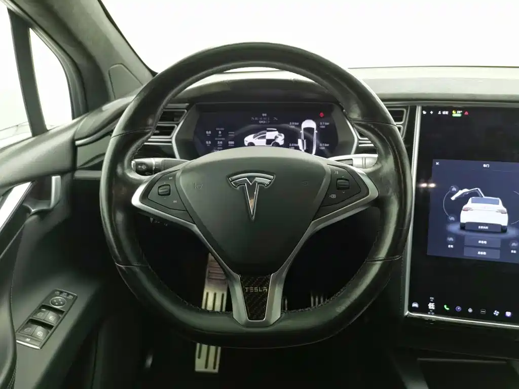 Tesla Model X 2016 — фото 11