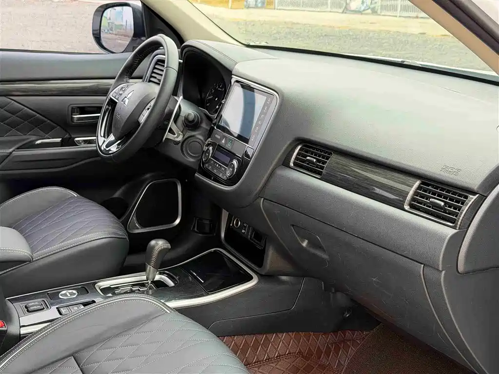 Mitsubishi Outlander 2021 — фото 12