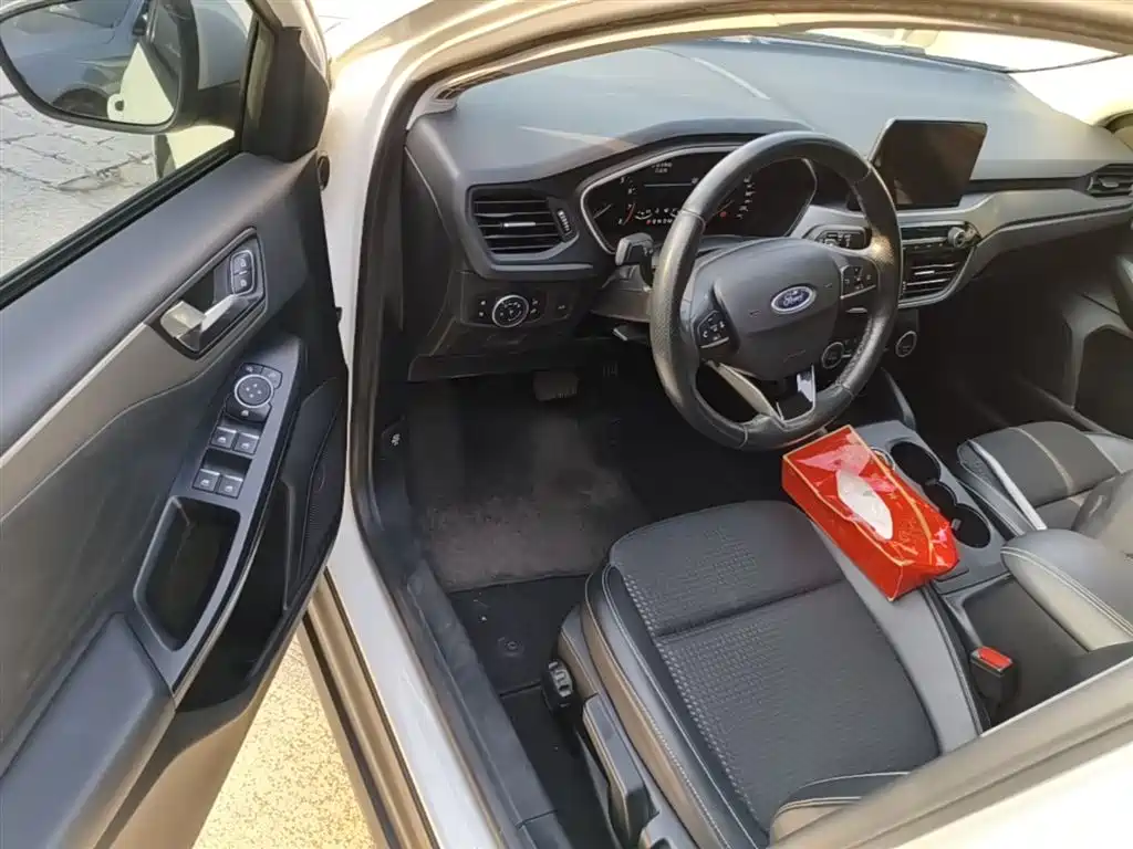 Ford Focus 2019 — фото 16