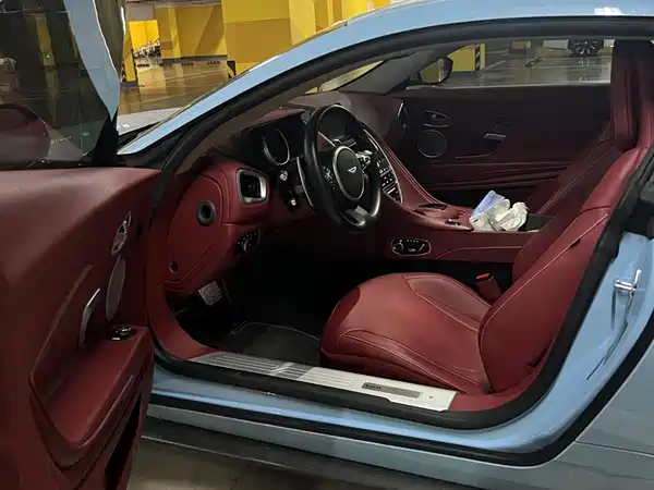 Aston Martin DB11 2019
