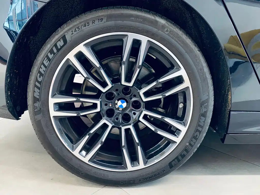 BMW 5 Series 2025 — фото 14