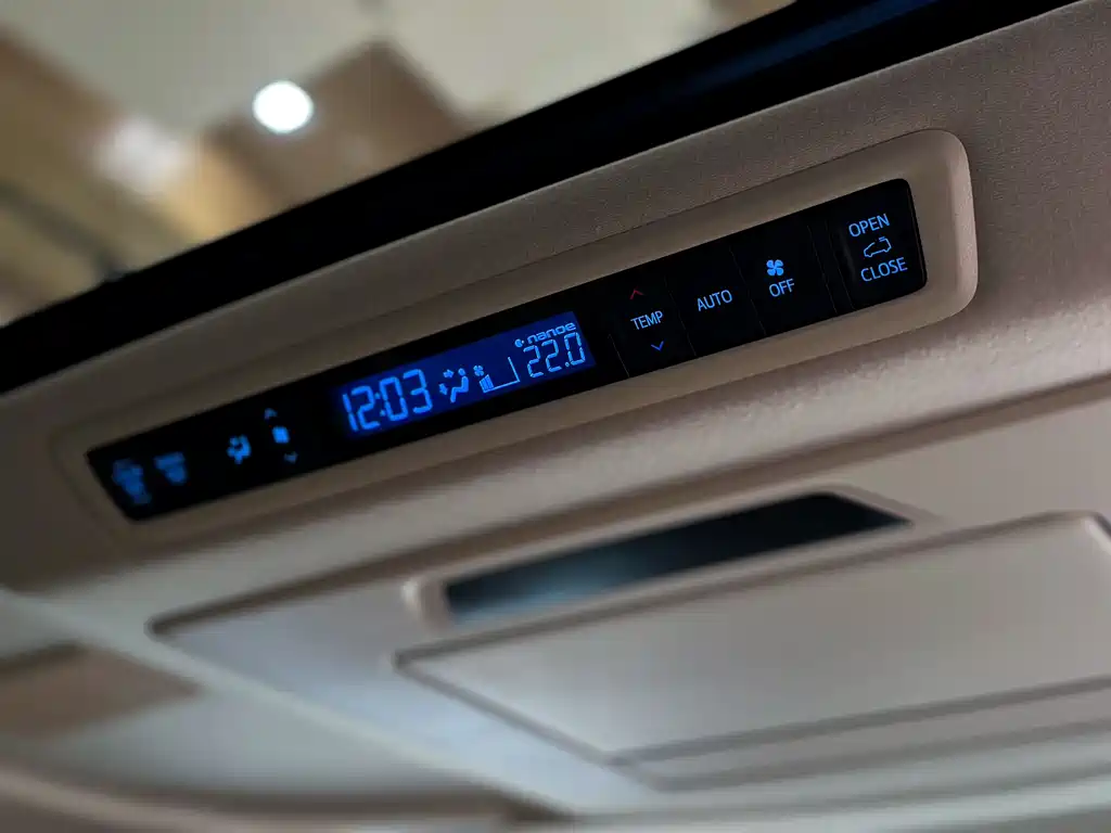 Toyota Vellfire 2022 — фото 11
