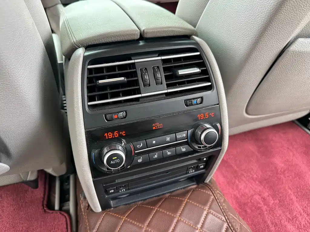 BMW 7 Series 2010 — фото 18