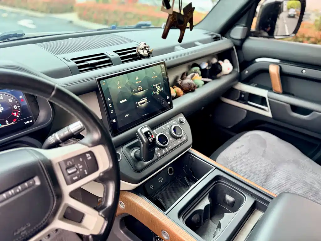 Land Rover Defender 2022 — фото 10