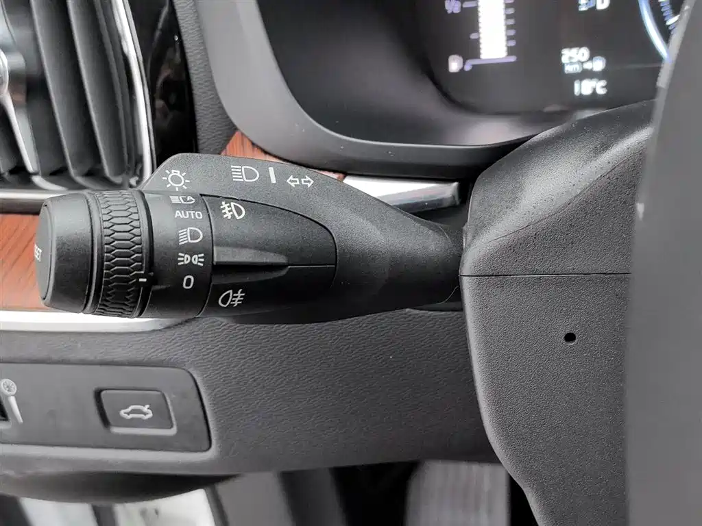 Volvo XC60 2020 — фото 21