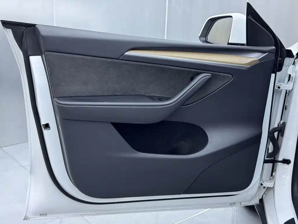Tesla Model Y 2022 — фото 9