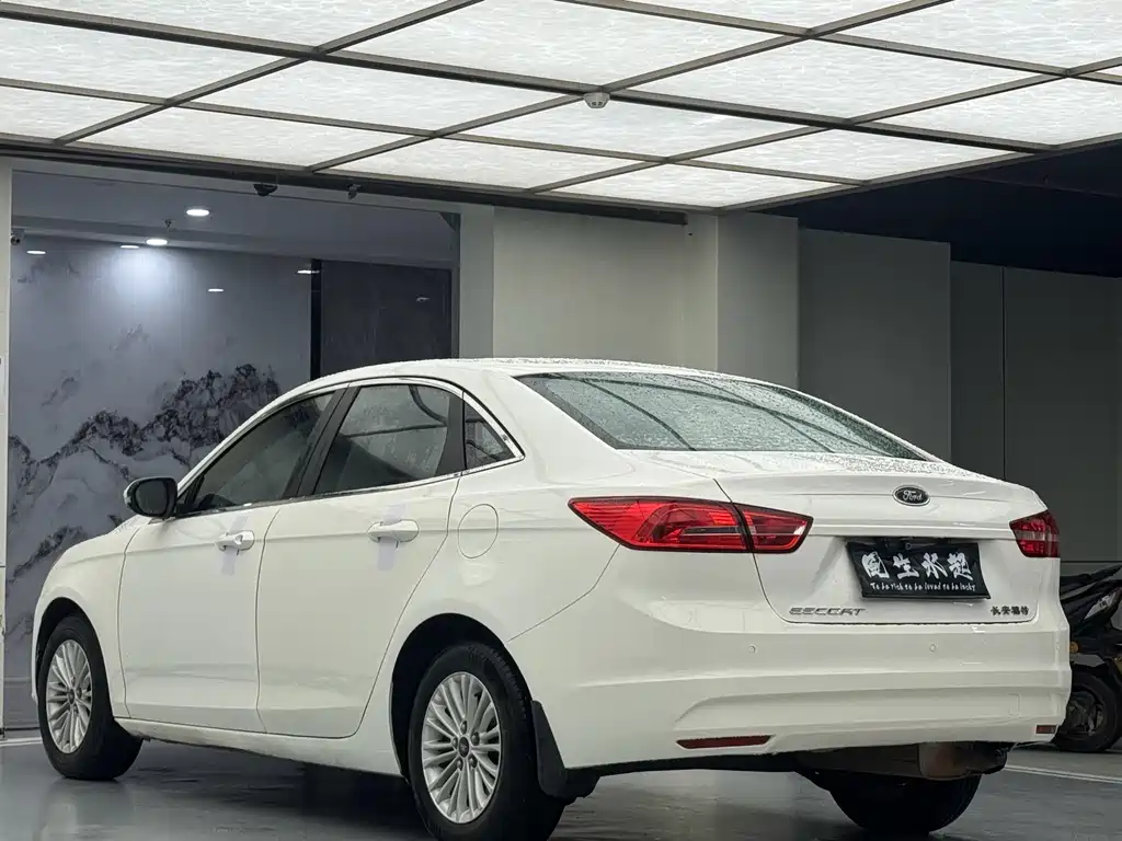 Ford Escort 2015 — фото 16