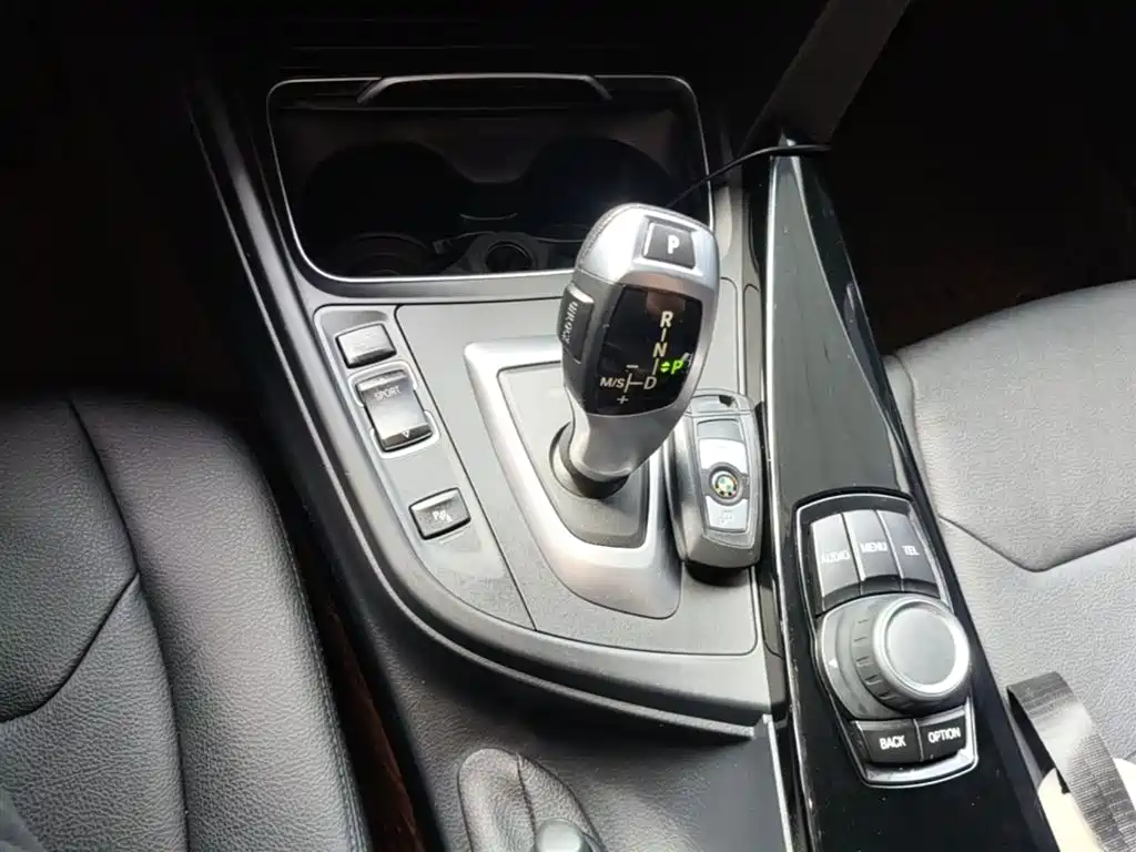 BMW 3 Series 2017 — фото 14
