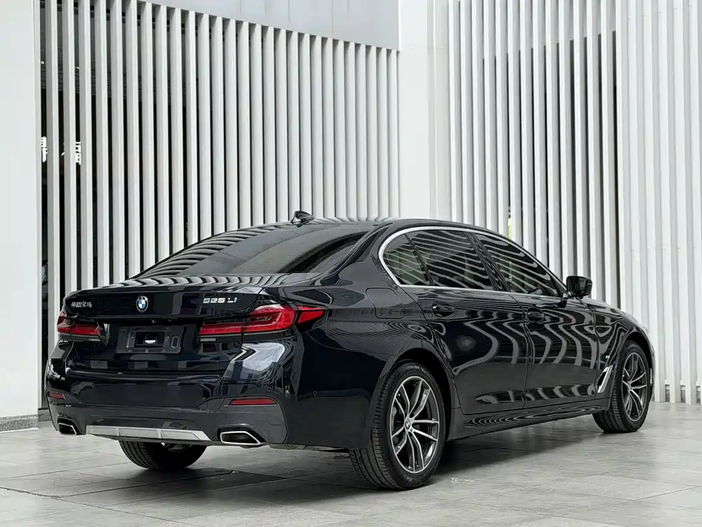 BMW 5 Series 2022 — фото 13