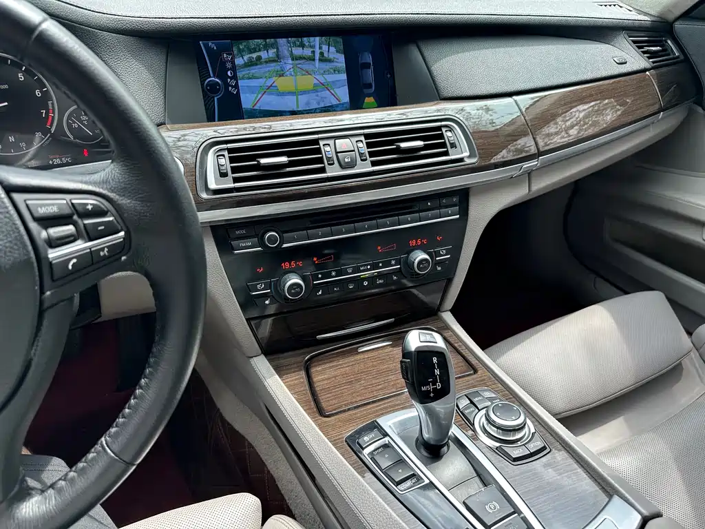BMW 7 Series 2010 — фото 16