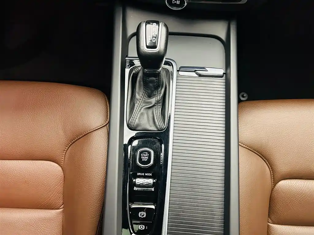 Volvo XC60 2021 — фото 17