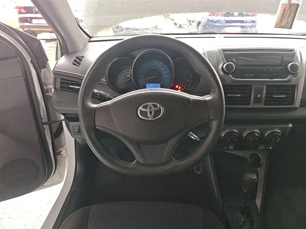 Toyota Yaris L 2015 — фото 11