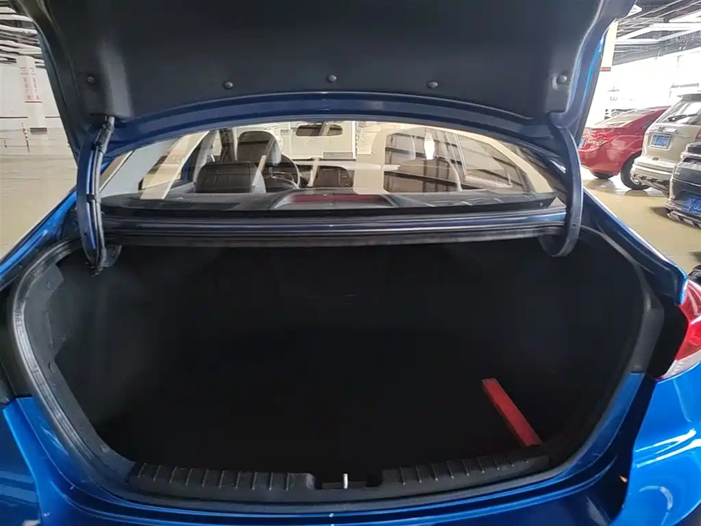 Hyundai Elantra 2017 — фото 19