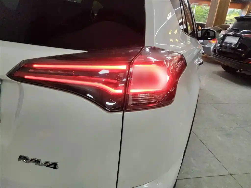 Toyota RAV4 2017 — фото 8