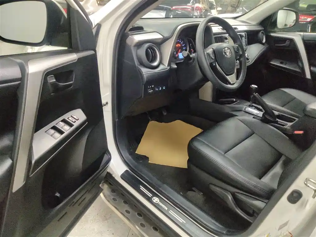 Toyota RAV4 2017 — фото 16