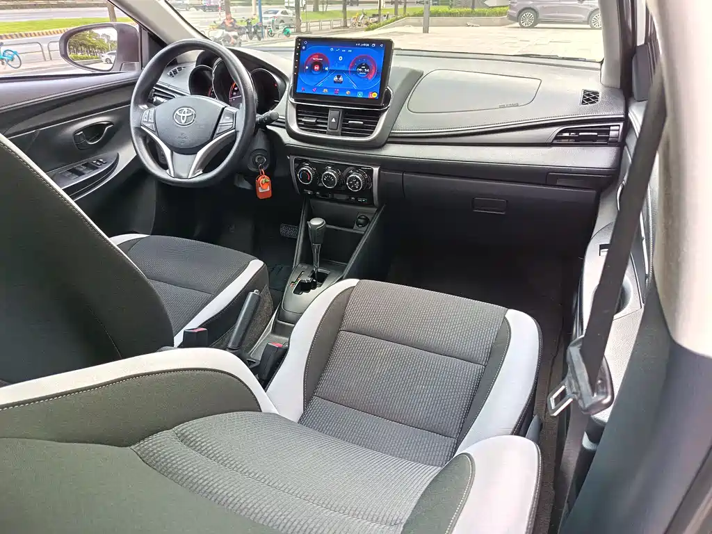 Toyota Yaris L 2022 — фото 13