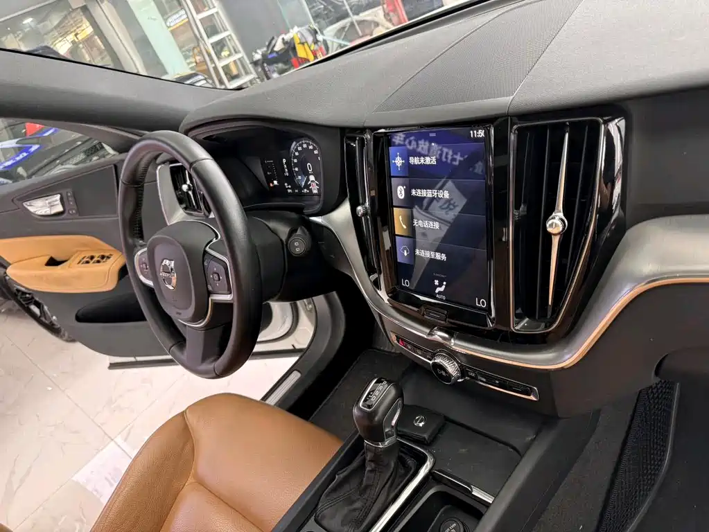 Volvo XC60 2018 — фото 13