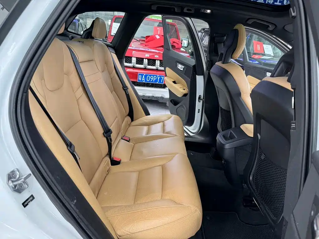 Volvo XC60 2018 — фото 12