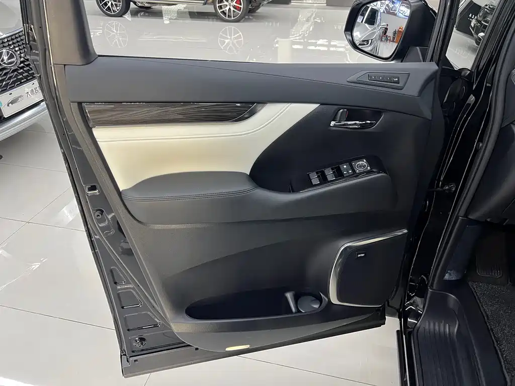 Lexus LM 2021 — фото 19