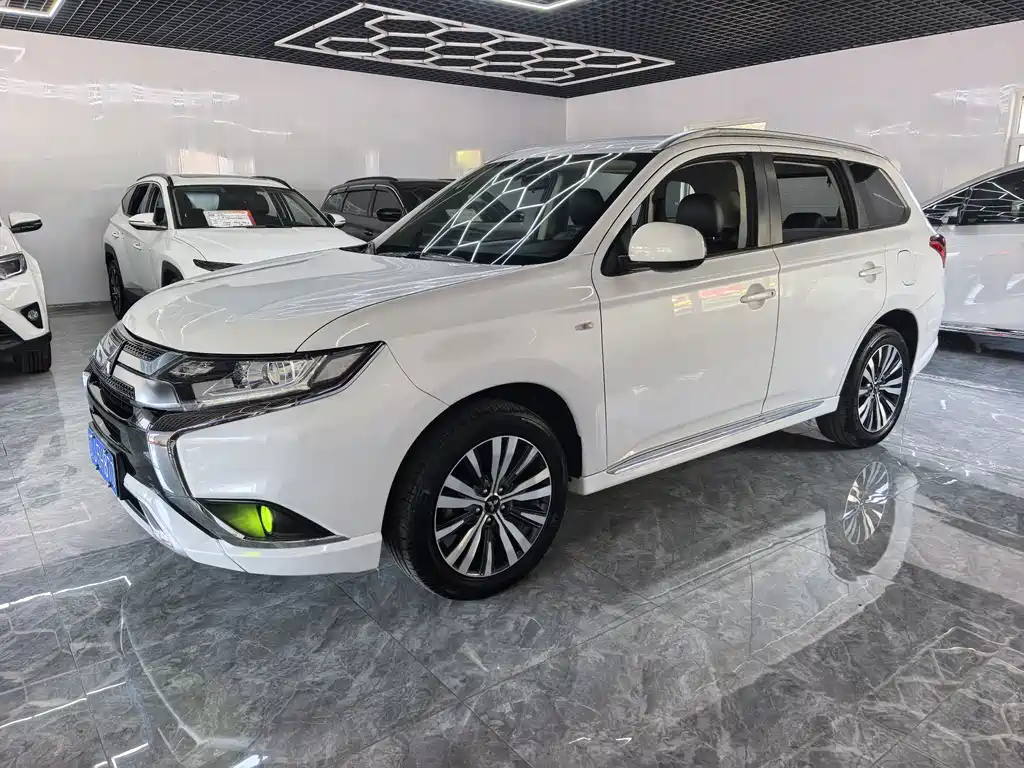 Mitsubishi Outlander 2022 — фото 3